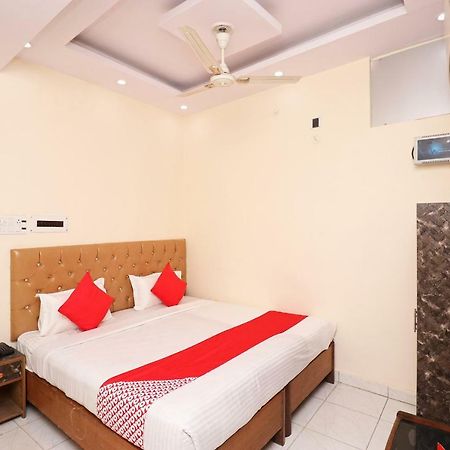 Oyo 30288 Hotel Moon Palace ลัคเนา ภายนอก รูปภาพ