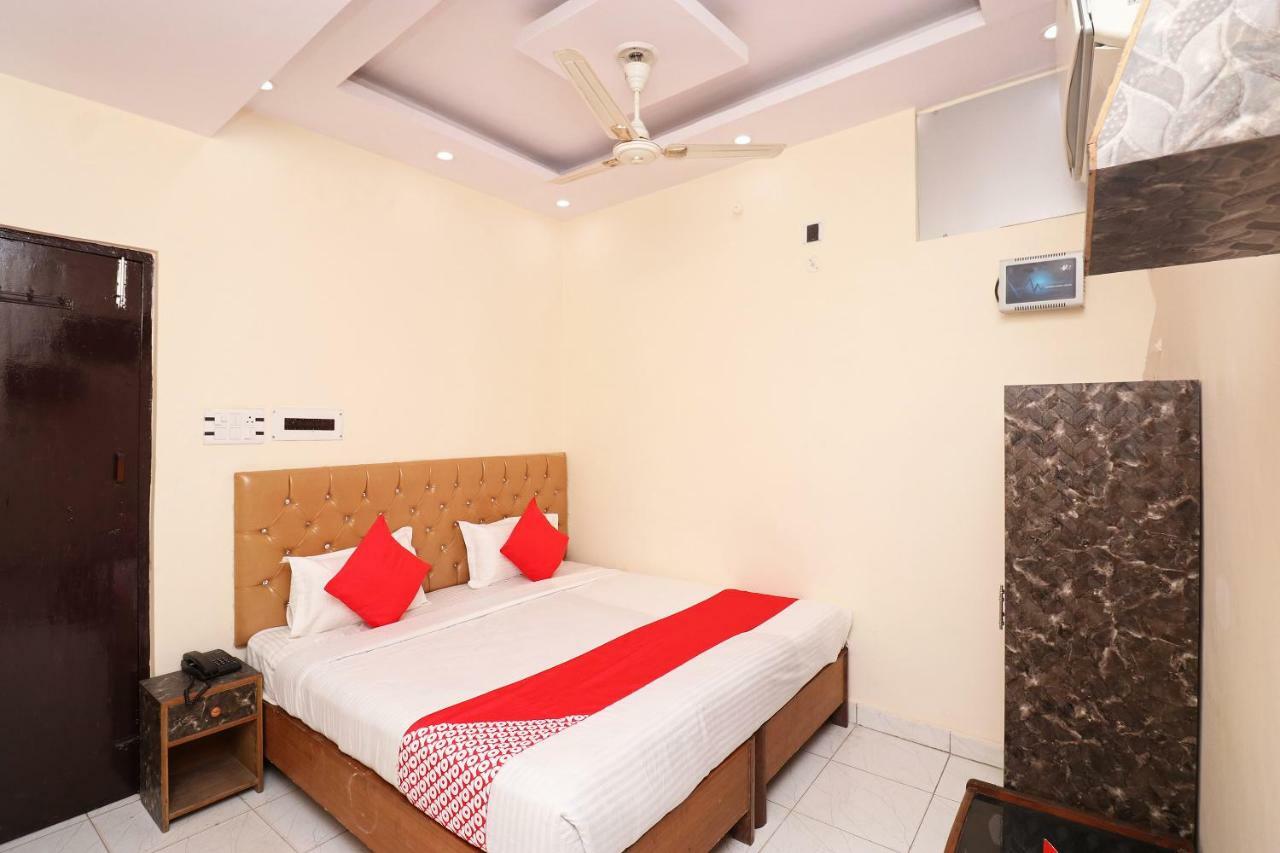 Oyo 30288 Hotel Moon Palace ลัคเนา ภายนอก รูปภาพ