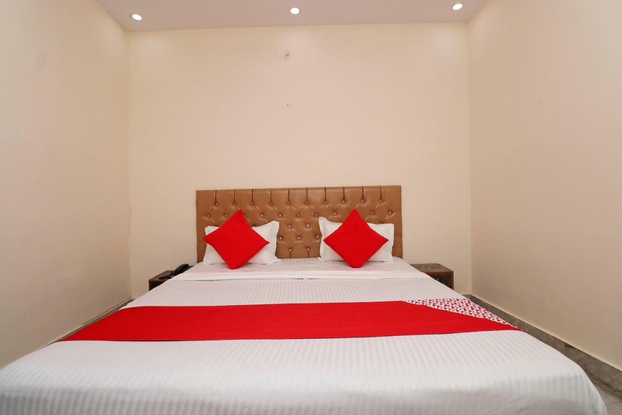 Oyo 30288 Hotel Moon Palace ลัคเนา ภายนอก รูปภาพ