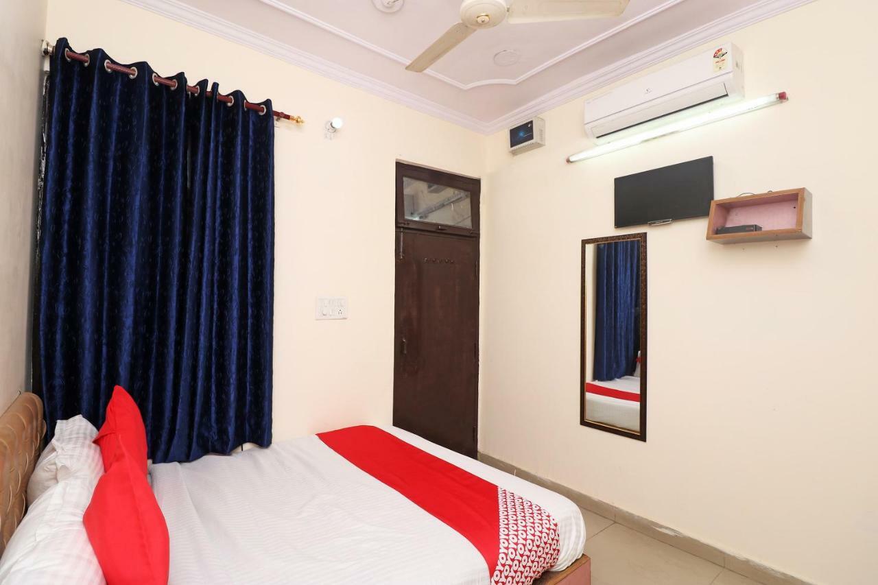 Oyo 30288 Hotel Moon Palace ลัคเนา ภายนอก รูปภาพ