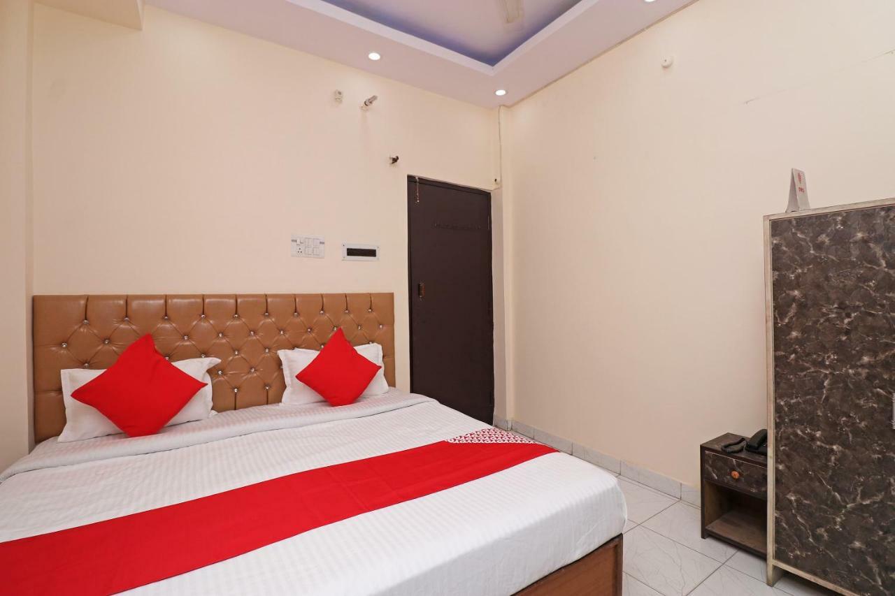 Oyo 30288 Hotel Moon Palace ลัคเนา ภายนอก รูปภาพ