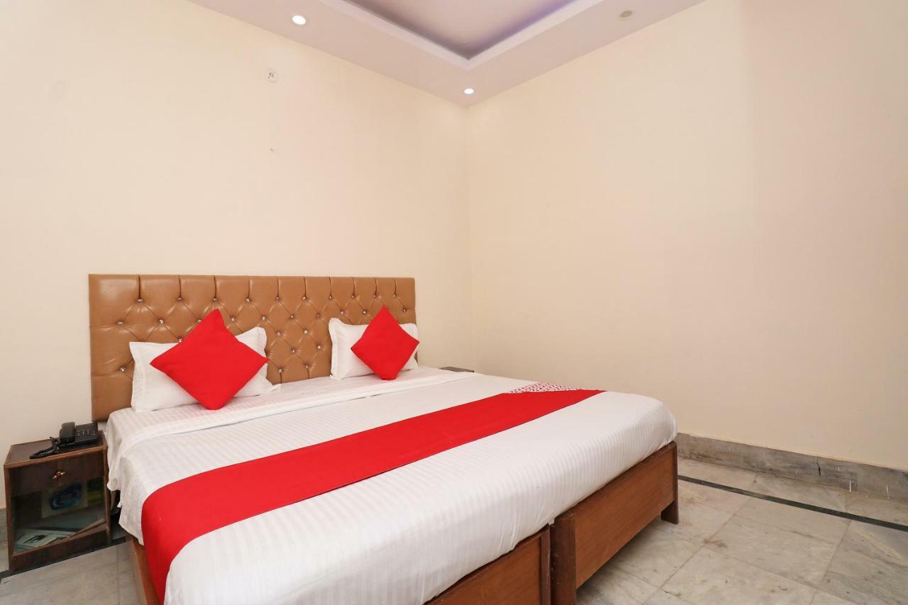 Oyo 30288 Hotel Moon Palace ลัคเนา ภายนอก รูปภาพ